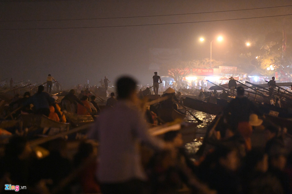 Hàng nghìn người trẩy hội chùa Hương trong đêm